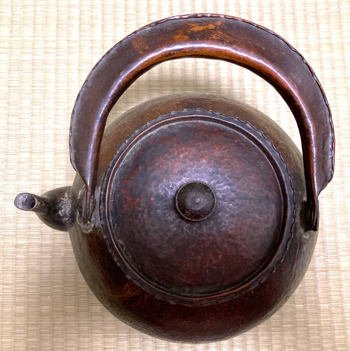 時代を経た味わい 唐銅打ち出し薬缶 明治～昭和初期に使われた大ぶりな 