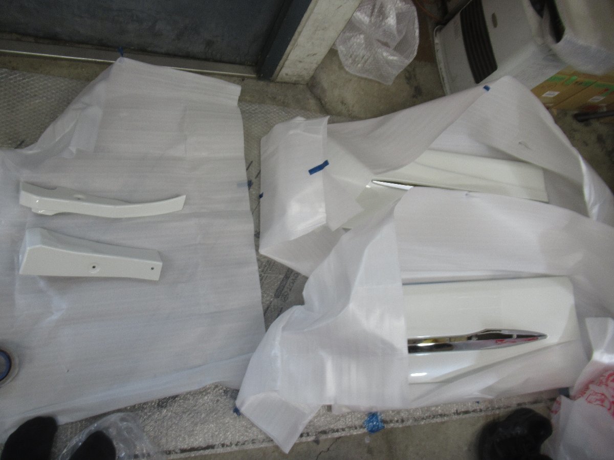 [10680]/ エスクァイア ZRR80 モデリスタ 右サイドスカート D2611-45610-A0