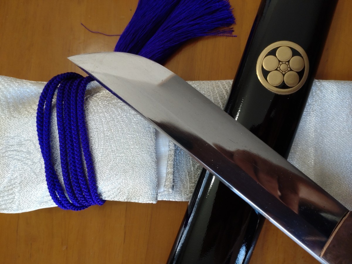 日本刀短刀 在銘（山城守国包）刃長14.5cm合法サイズ刃面は光沢があり刃欠けは無く鍛えキズがあります鞘は黒漆塗り梅鉢の金蒔絵で 鞘袋付