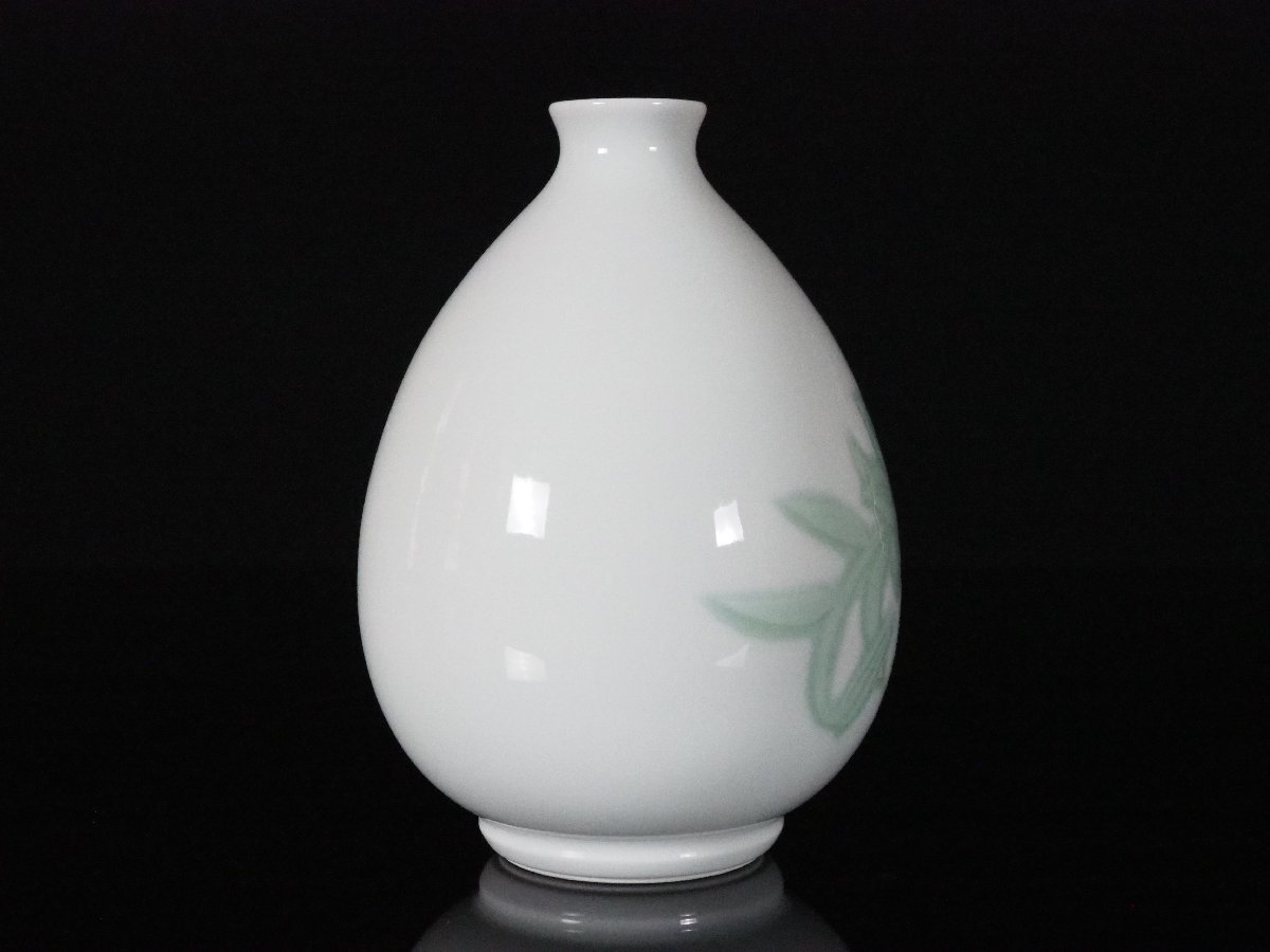 井上萬二 白磁花瓶 箱付 陶器製 花柄 丸形壺 中型 真作 共箱付井上萬二