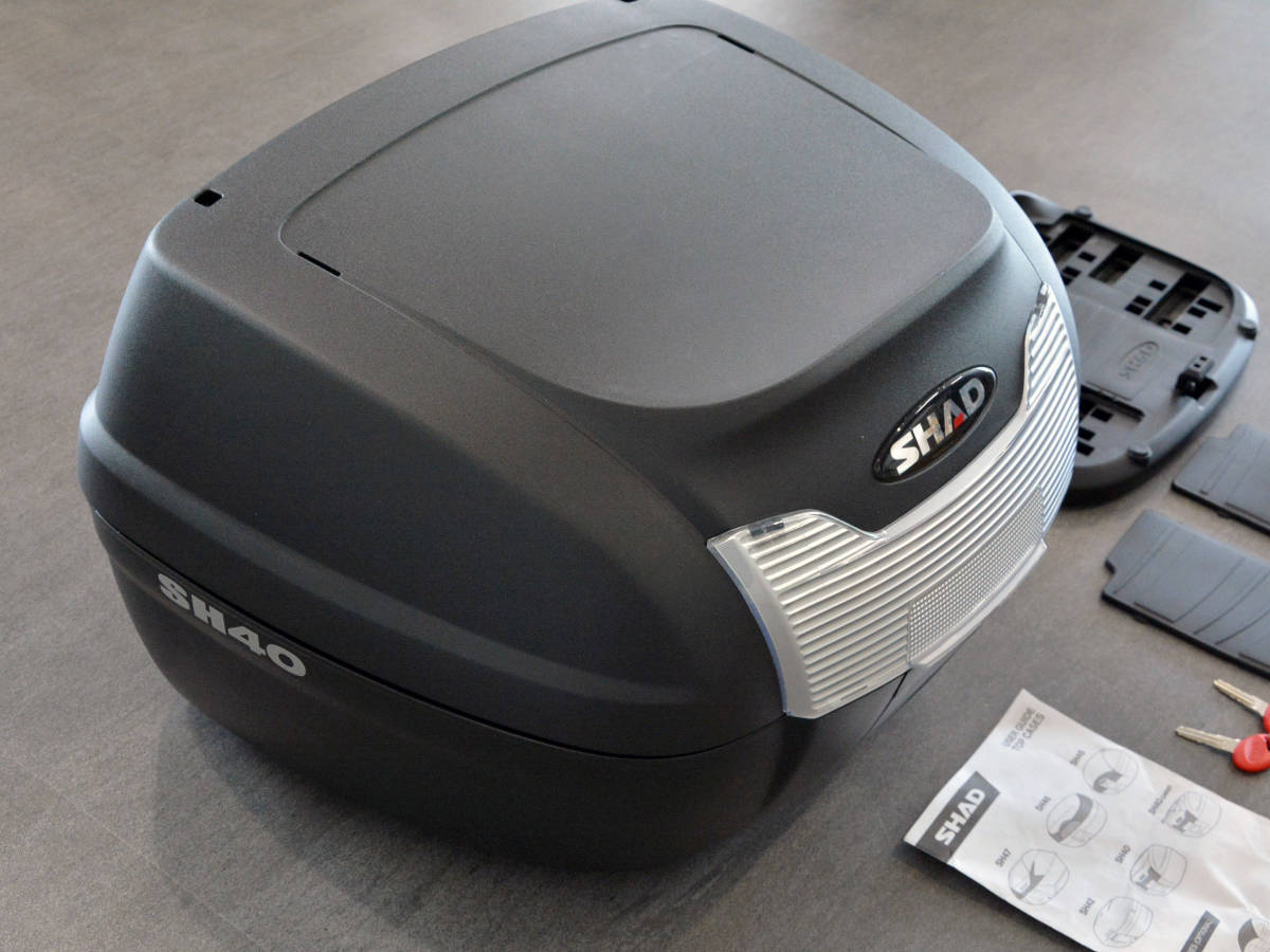 SHAD SH40 リアボックス 鍵2本 ベース付き 40 H296xW492xD425 トップ 