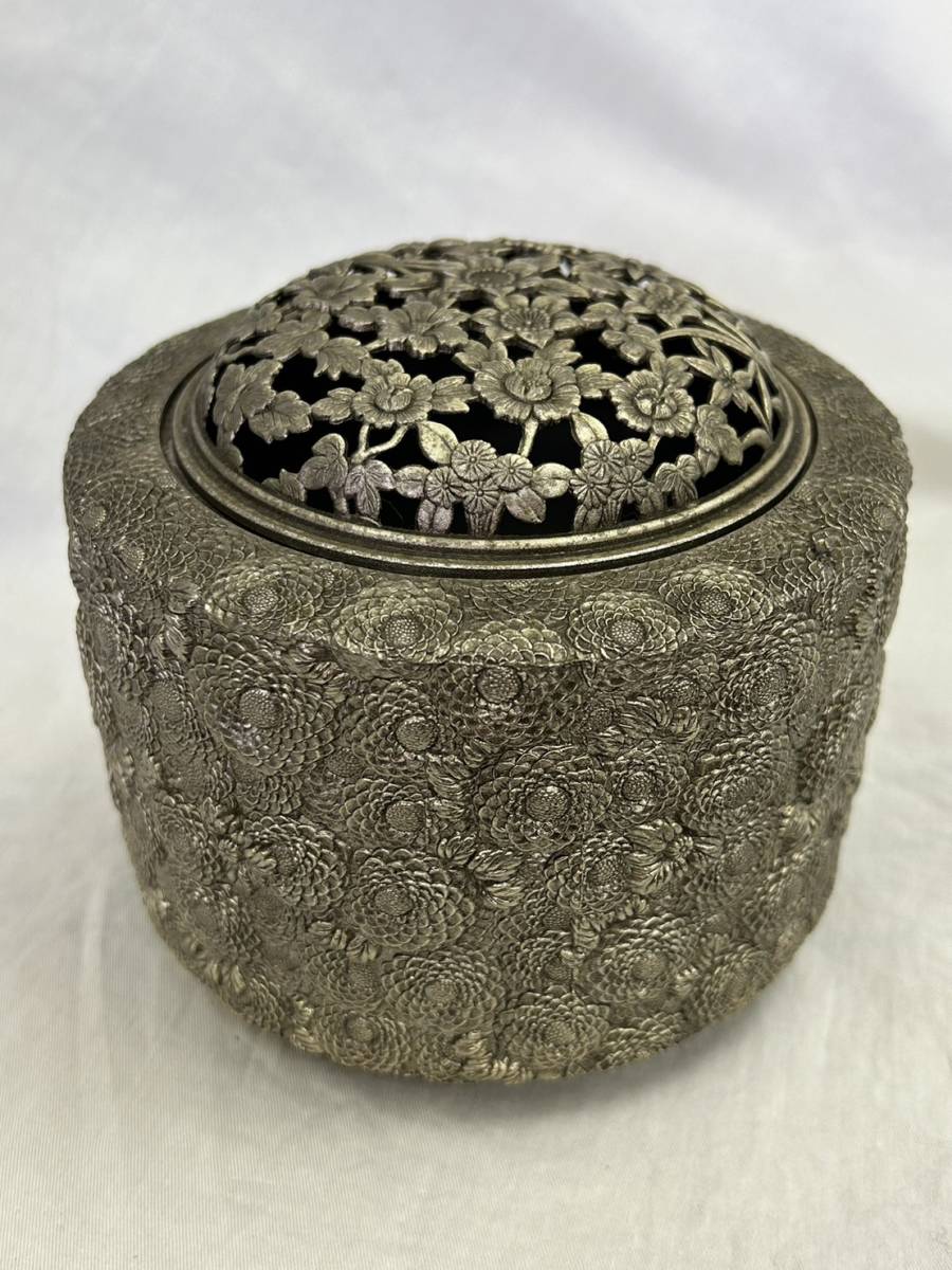 爆買い，SALE 佐野宏采 香炉三足 彫金 高岡銅器 菊華紋 香道具 伝統工芸 栞 在銘 菊文 三つ脚 透かし彫り 煎茶道具 床飾 骨董品 古美術 アンティーク(その他)｜売買されたオークション情報、yahooの商品情 その他