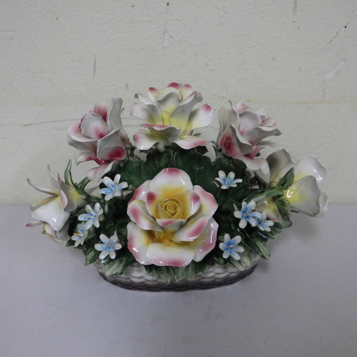 美品、イタリア製、カポディモンテ時計付き陶花と鳩2羽 美品