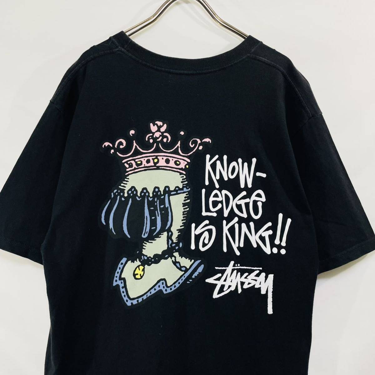 ステューシー バックプリント Tシャツ M 美品 ストリート クラウンロゴ STUSSY 両面プリント 半袖Tシャツ 黒 ブラック 騎士 グラフィックT