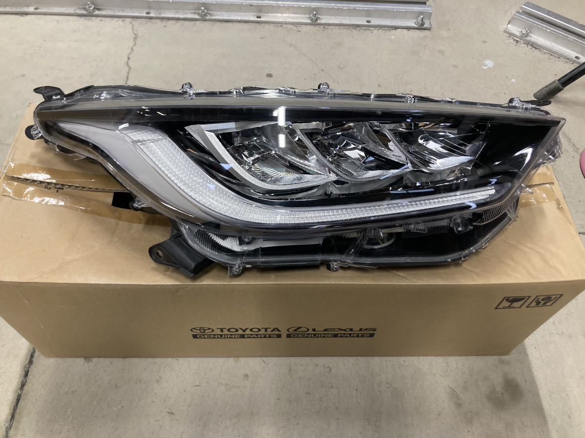 TOYOTA　ヤリス　右　ヘッドライト 　中古 美品 ヤリス ヘッドライト 右 ヤリス ヘッドライト右 中古 【公式通販】
