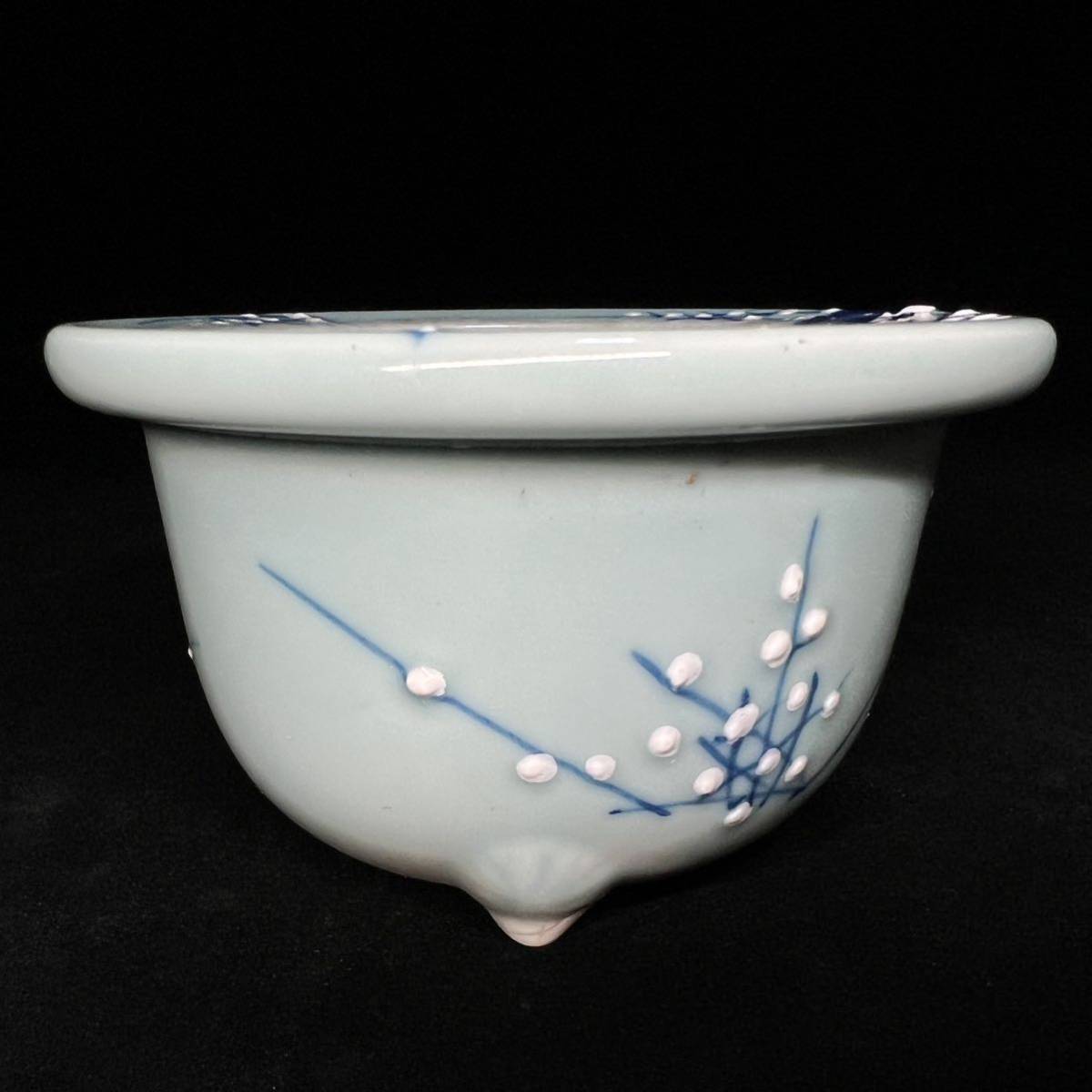 瀬戸焼 青磁鉢 青磁染付色絵梅花文三足蘭鉢 全高7.4cm直径12.4cm 