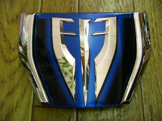 ★新車外し！★　エスクァイア　前期　純正　ハイブリッド　フロントグリル　エンブレム　P3159