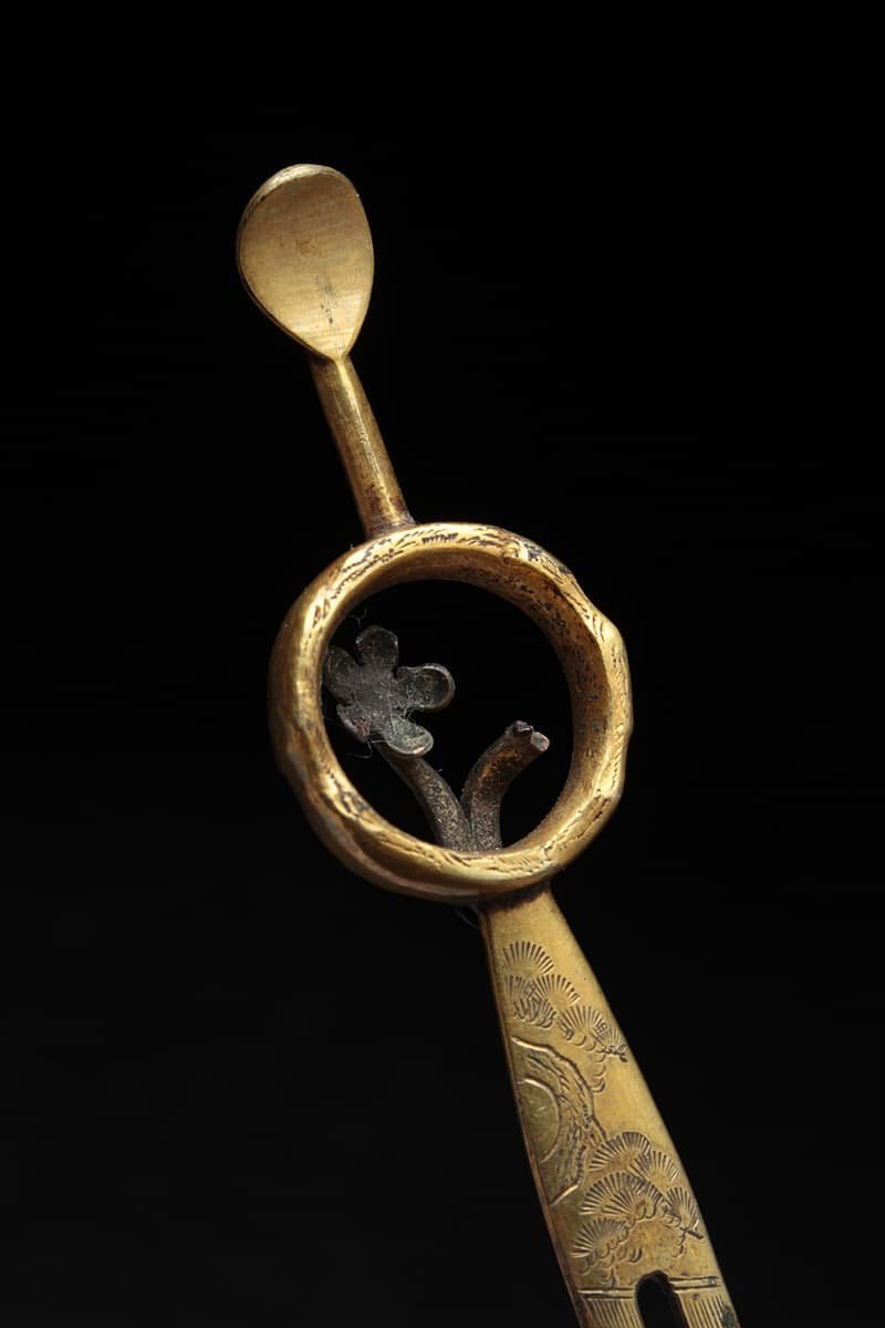 US877 時代 和装小物 在銘 金工銀地鍍金円環梅図簪・