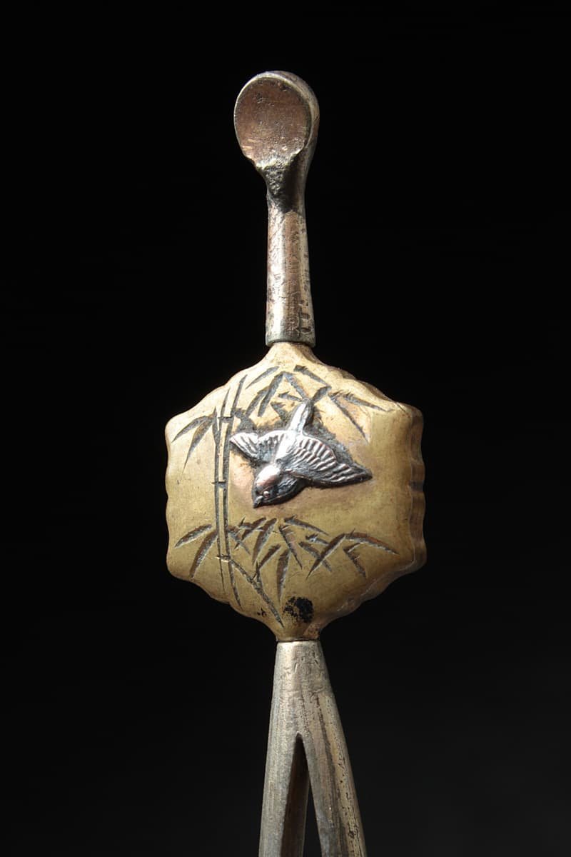 US877 時代 和装小物 在銘 金工銀地鍍金円環梅図簪・