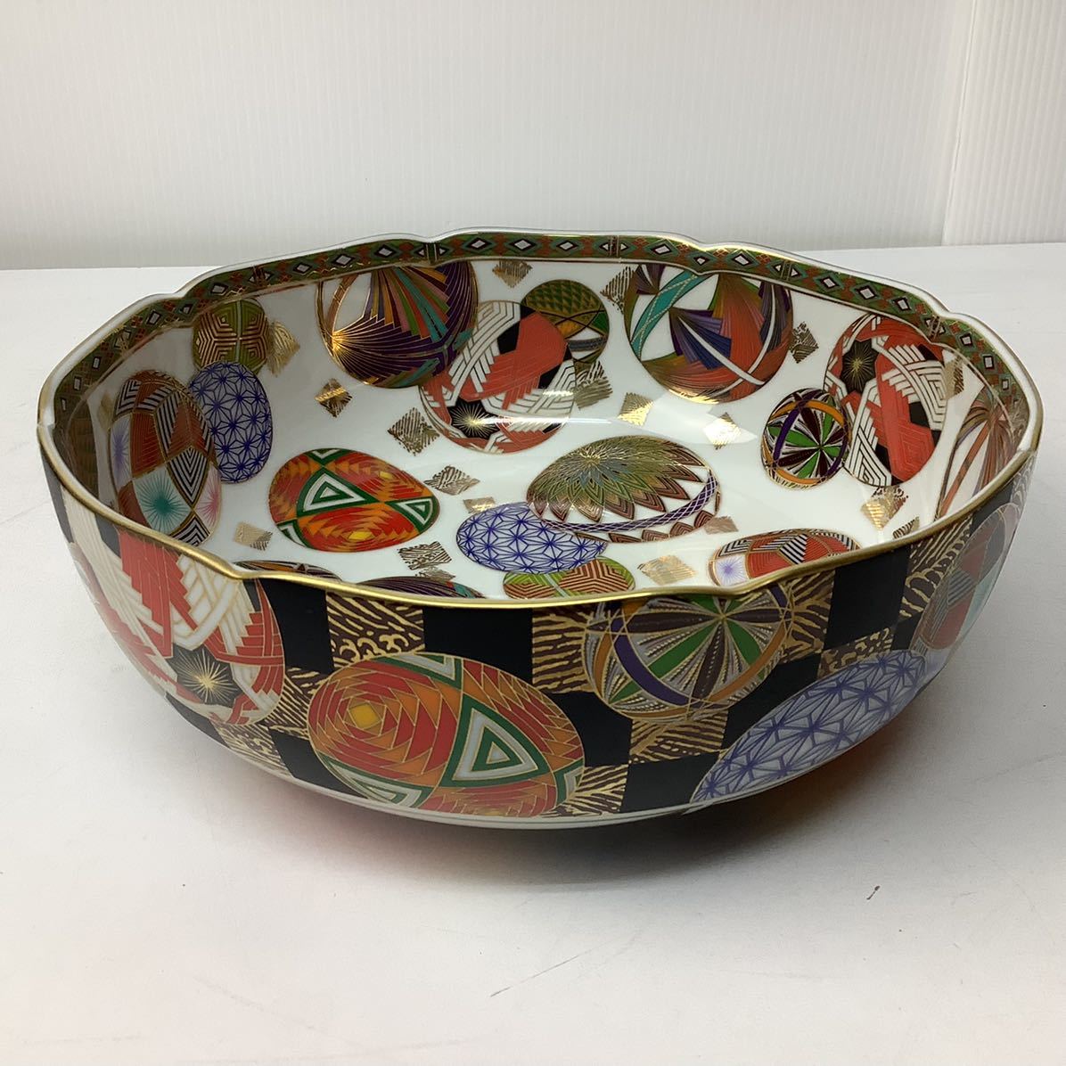 新春の設えにも 前畑陶器 庫山窯 金彩色絵手まり φ23 盛鉢 大鉢 深鉢