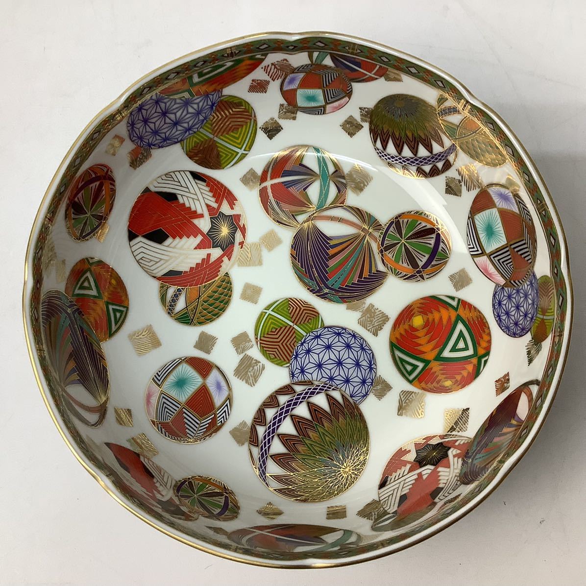 新春の設えにも 前畑陶器 庫山窯 金彩色絵手まり φ23 盛鉢 大鉢 深鉢