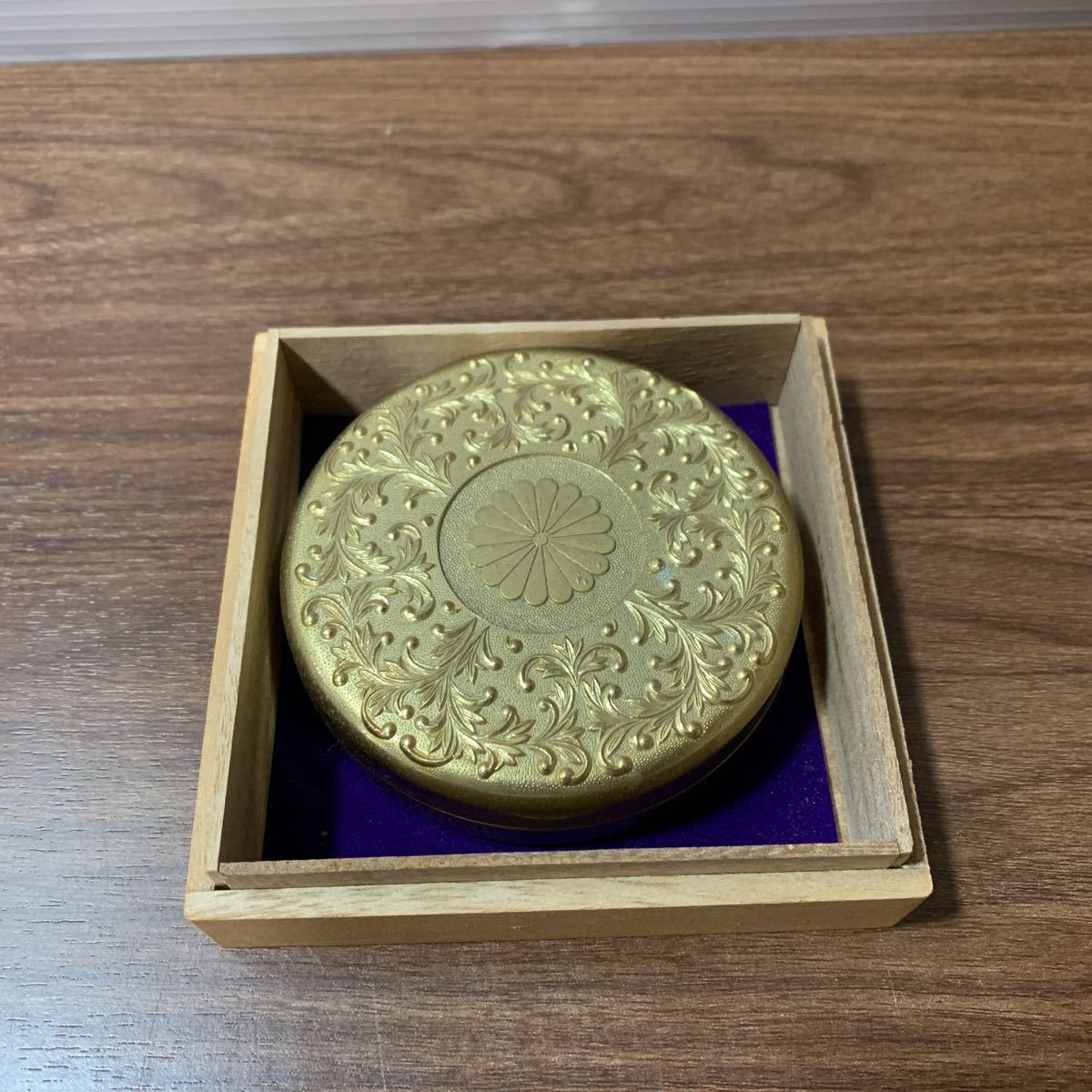 1円スタート 朱肉入れ 叙勲記念 昭和六十二年 春 菊紋 金色 印鑑 記念