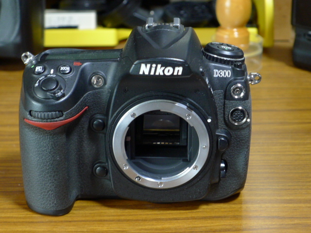 Nikon D-300 ニコンの一眼レフカメラ 現状品 D300 ニコン ボディ AS-F 中古