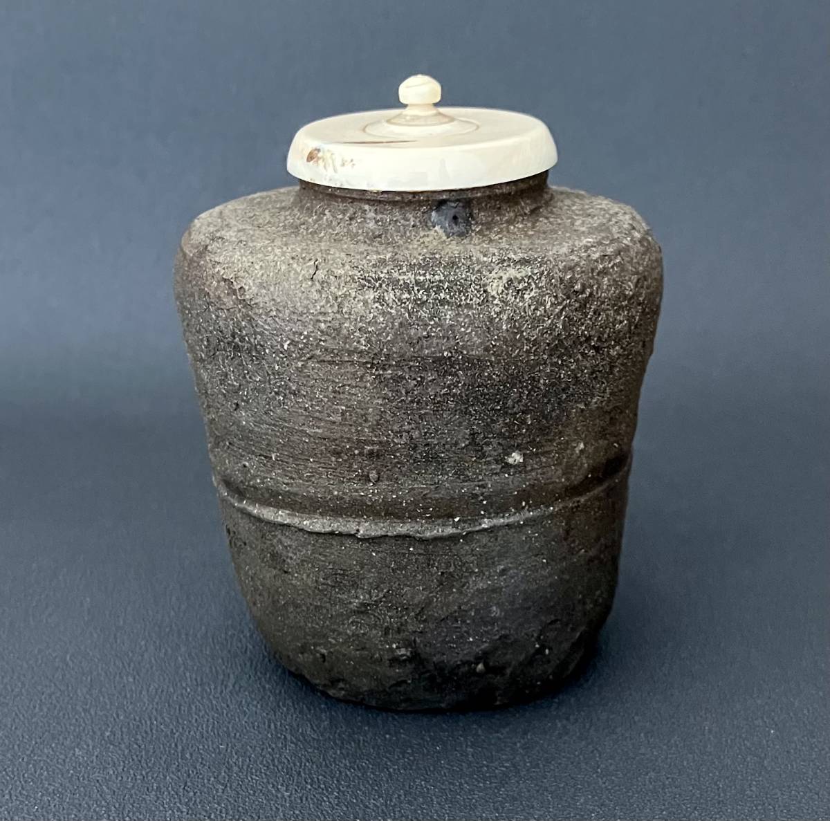 古備前肩衝茶入】 室町時代 窯印有 時代仕立箱 替仕覆(茶道具)｜売買 