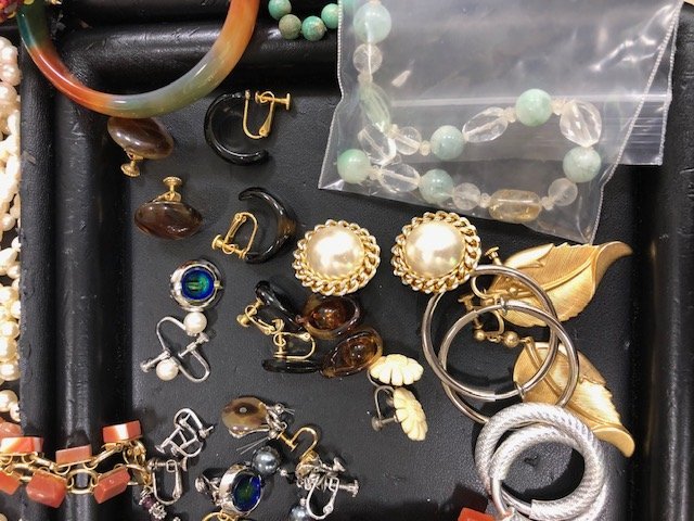 アクセサリー 人工パールとビーズネックレスなどまとめ⑤ジャンク品 JA15763】ALLジャンク品、約1，580g以上！パールネックレス ブローチ