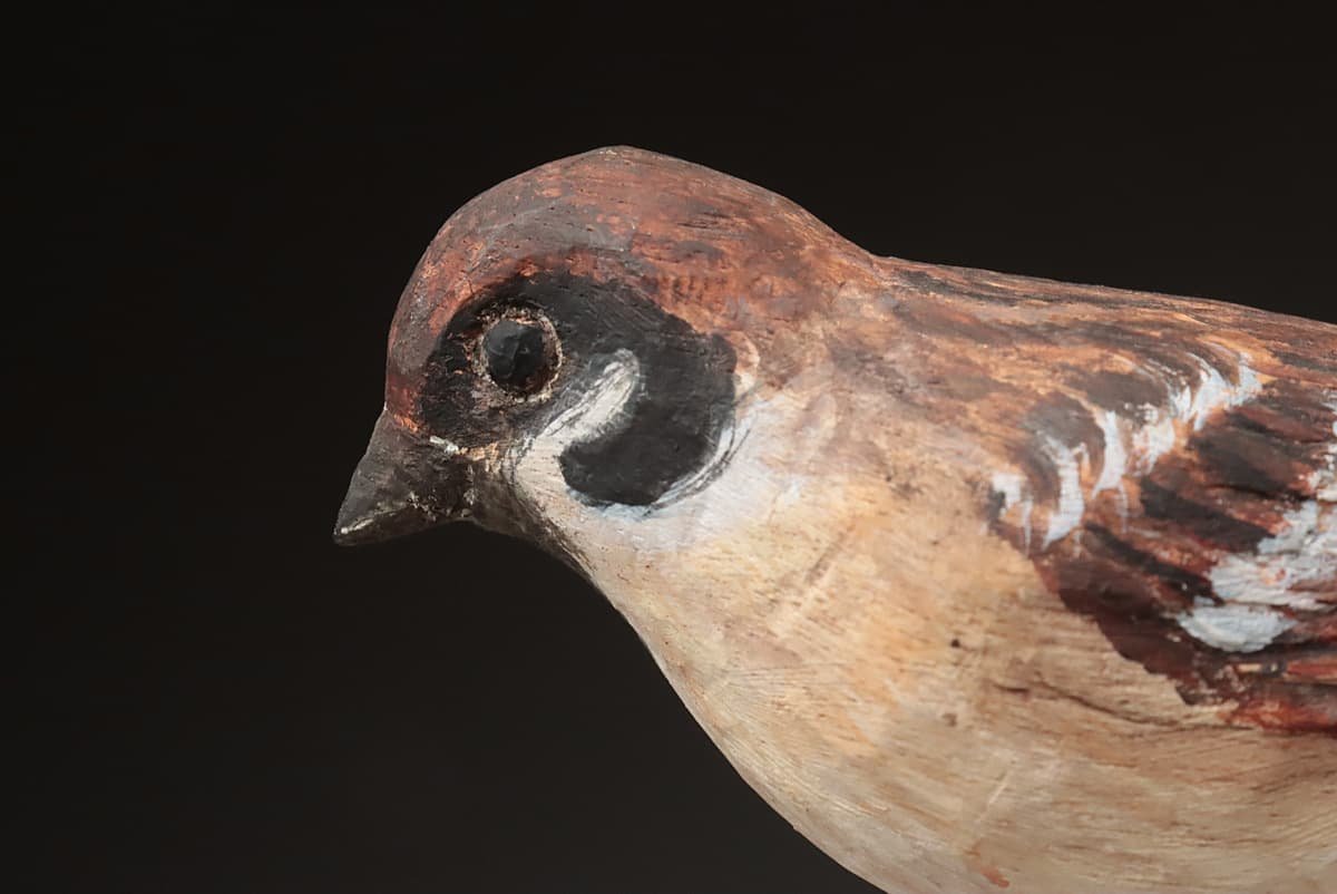 JI239 バードカービング 木彫彩色「雀」高13cm 重130g・木造鳥・木彫