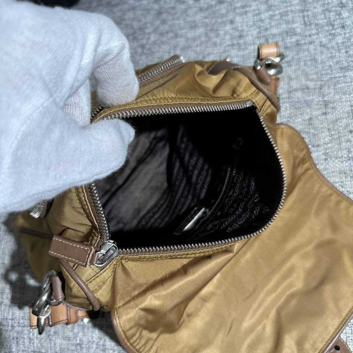 1円〜 PRADA ワンショルダーバッグ 三角ロゴプレート フラップベルト 