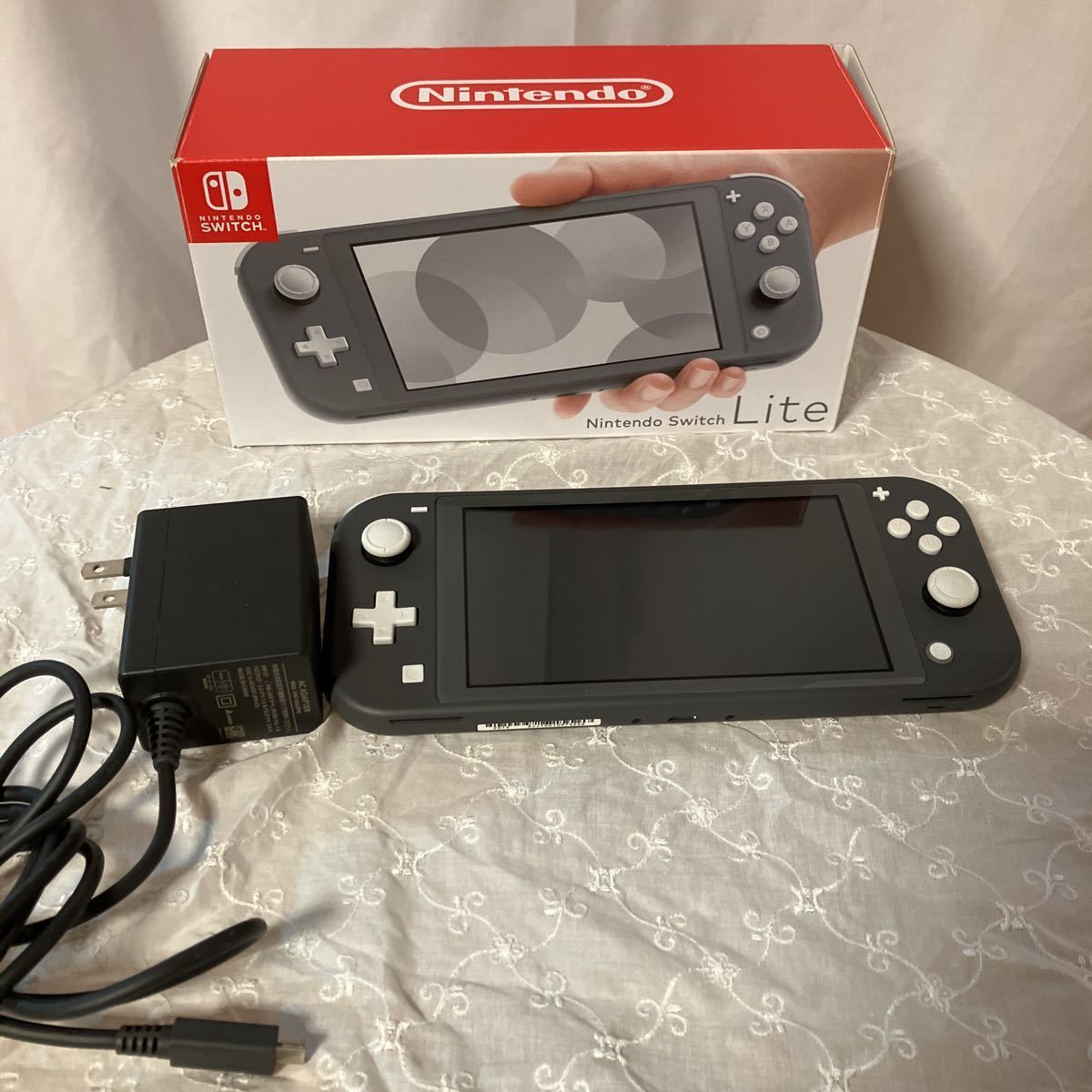任天堂スイッチ Nintendo switch Lite 本体、充電器付き Switch