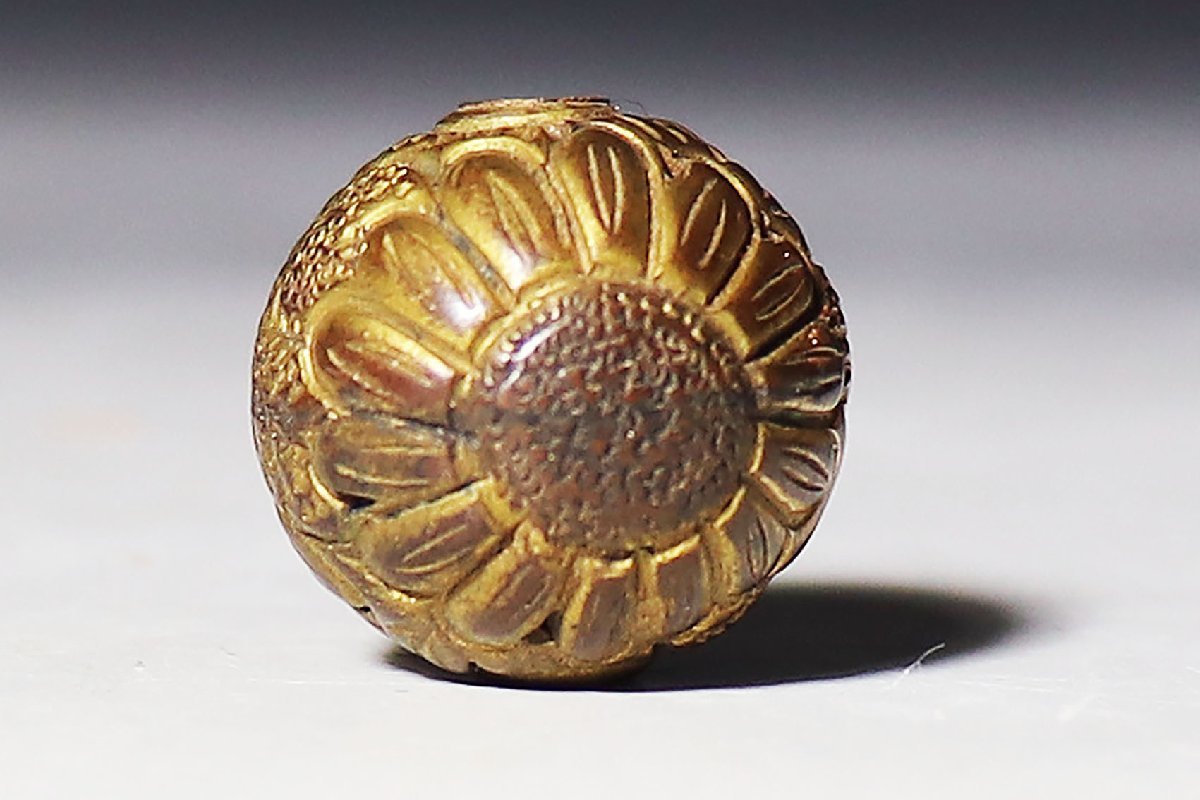美術品 【桃】提げ物：金工銅地陽刻珠兎図緒締め玉
