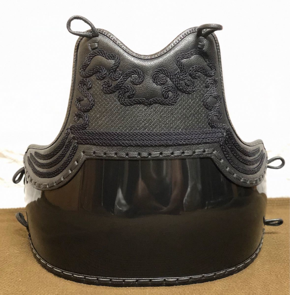 国内老舗大手ミツボシ社製・「豪」シリーズ(本雲飾・濃紺斜刺・返しべり仕立)強化樹脂黒胴(三本足)新品・未使用・一般・成人・大サイズ(L)