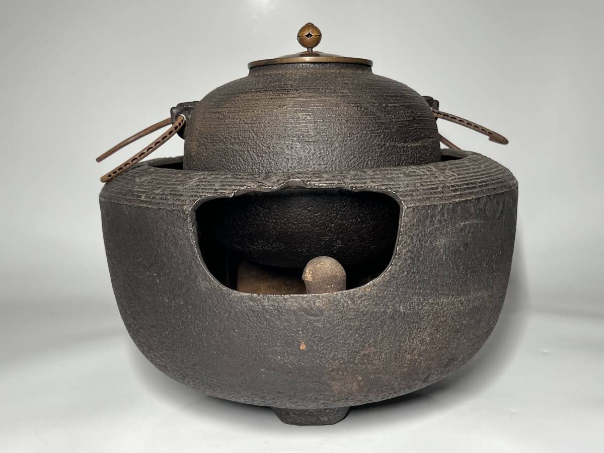 ☆最終価格☆茶釜 鉄製 金属工芸 霰模様 茶道具 鉄瓶アンティーク