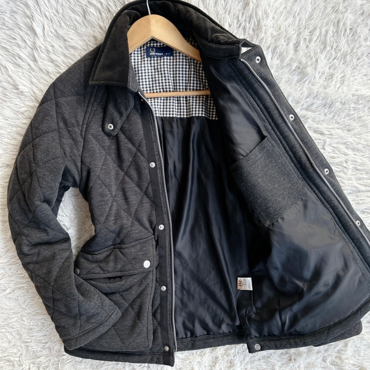美品！FRED PERRY フレッドペリー キルティング スタンドカラー 中綿ジャケット ブルゾン ジャンパー グレー メンズ Sサイズ 
