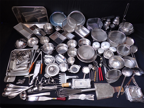 【Y9422】 調理器具 製菓道具 大量 まとめて 約11kg/シェイカー おろし金 ケーキ型 バスケット ミートハンマー ベルサイユ リボン印 等