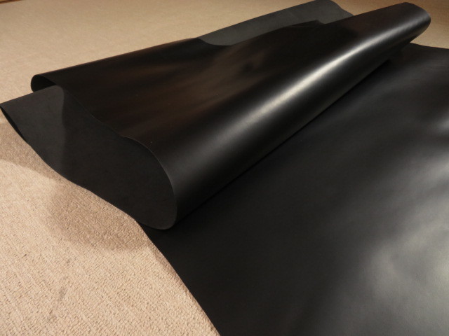 即決SALE★1，5~1，7mm前後 大判半裁★ヌメ ブラック スムース♪