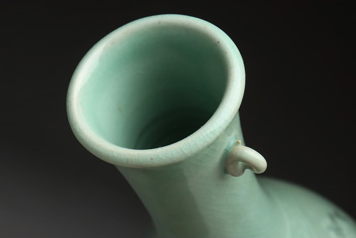 EN235 【韓国人間国宝 池順鐸作】高麗陶窯 青磁白黒象嵌菊文花瓶 高