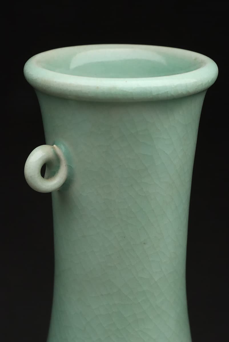 EN235 【韓国人間国宝 池順鐸作】高麗陶窯 青磁白黒象嵌菊文花瓶 高