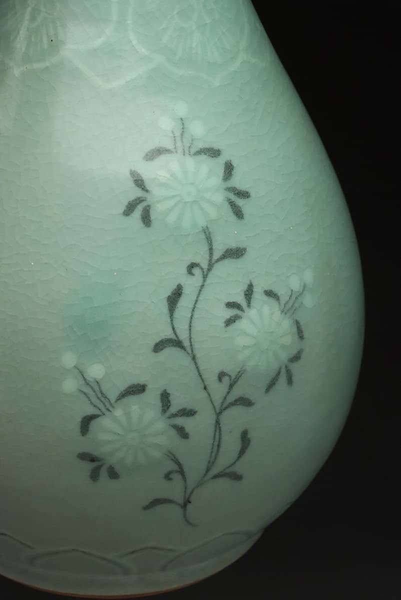 EN235 【韓国人間国宝 池順鐸作】高麗陶窯 青磁白黒象嵌菊文花瓶 高