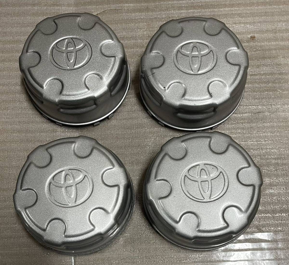 トヨタ FJクルーザー ホイール センターキャップ ハブキャップ 中古4つ