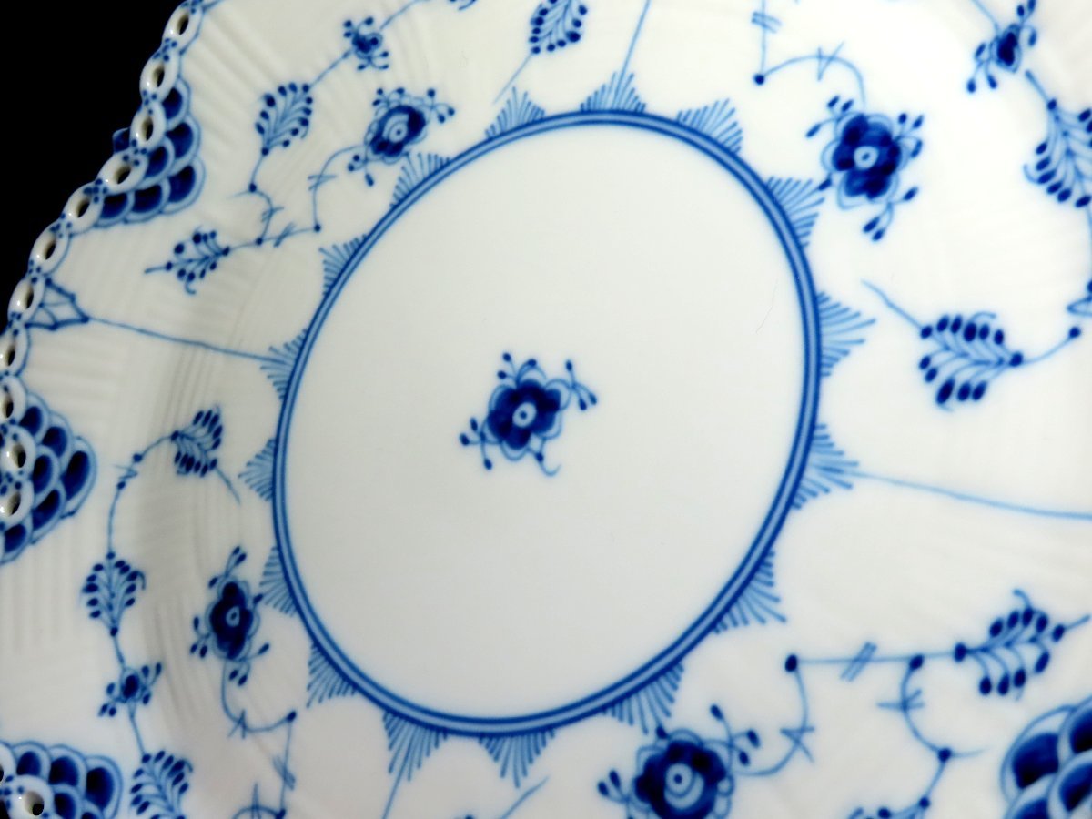 ロイヤルコペンハーゲン・ブルーフルーテッドハーフレースリーフ