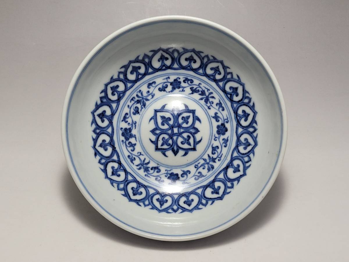 ● 幅 約 13.6cm 深い染付の発色に優れ、きれいに整えられた文様が美しい 時代唐物 染付 花紋碗・茶碗 茶道具 煎茶道具 茶器 陶瓷器 ●
