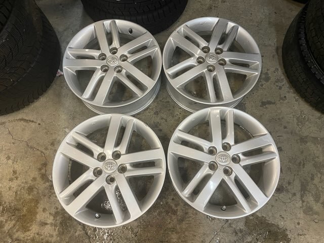 送料無料（1部地域除）　4本　 トヨタ　５穴ラクティス　純正ホイール　