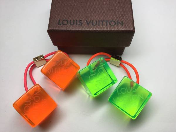 LOUIS VUITTON ヘアゴム キューブ レッド 未使用 LV ヘアゴムキューブ クリアグリーン&クリアオレンジ LOUIS