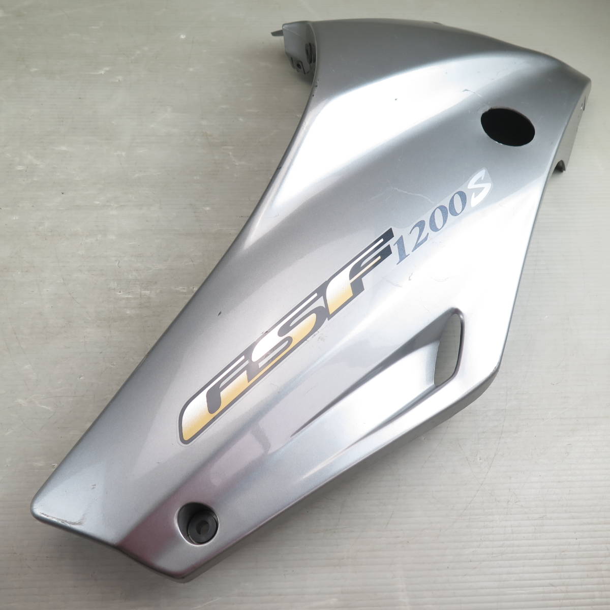 純正 GSF1200S GSF1200 実 シートカウル⁄テールカウル(S0115B14 シート