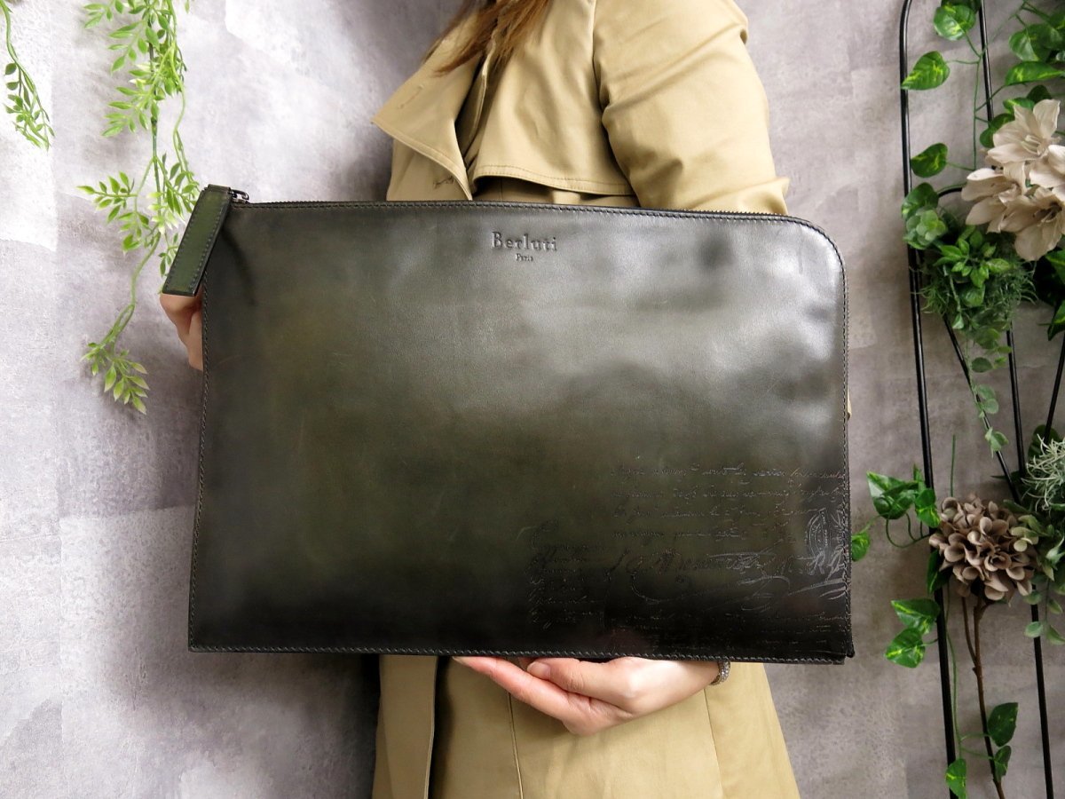 ●超美品●ベルルッティ●カリグラフィ●ロゴ型押し●カーフ レザー●セカンド クラッチ バッグ●オリーブグリーン●A4 収納●Js42693