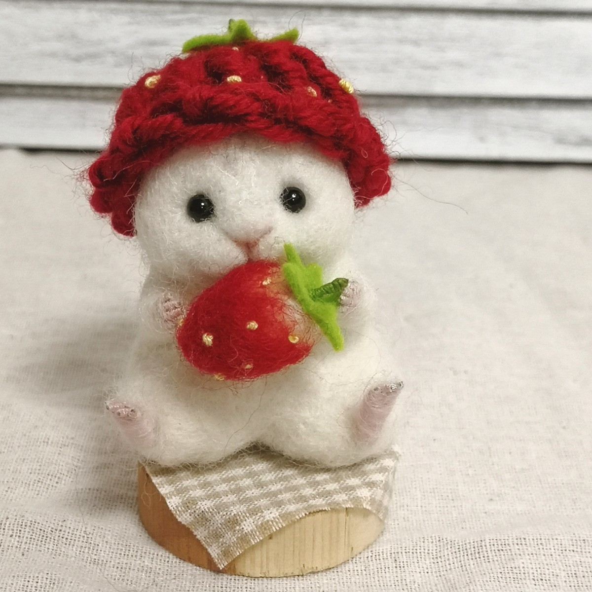 羊毛フェルト * ハムスター ハンドメイド 手作り いちご帽子 春飾り 