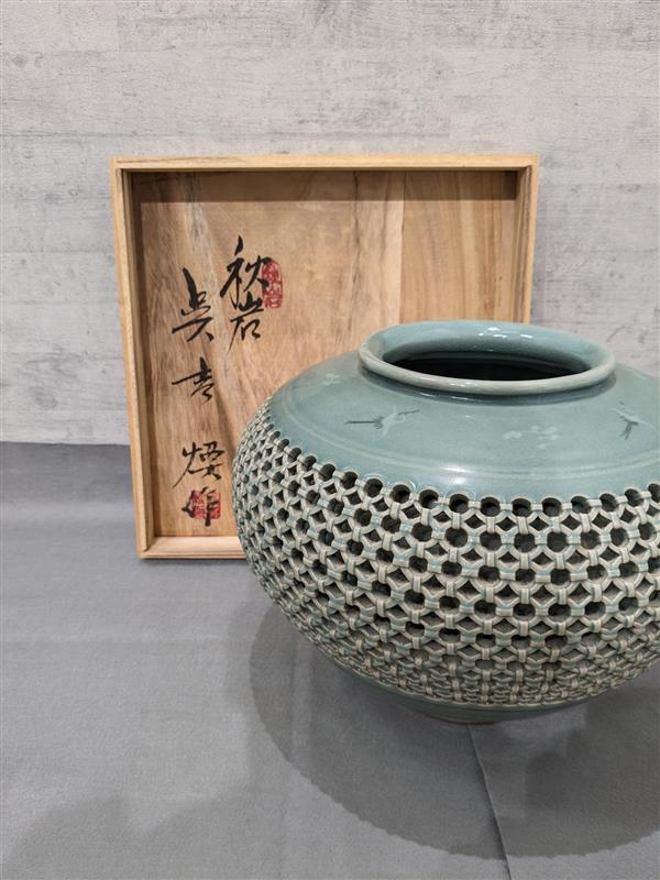 4801 高麗青磁 秋岩陶芸 呉吉煥 作 細密透かし地紋壺 共箱 鶴絵 花器