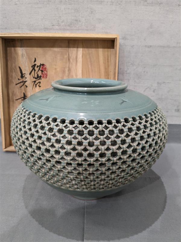 4801 高麗青磁 秋岩陶芸 呉吉煥 作 細密透かし地紋壺 共箱 鶴絵 花器