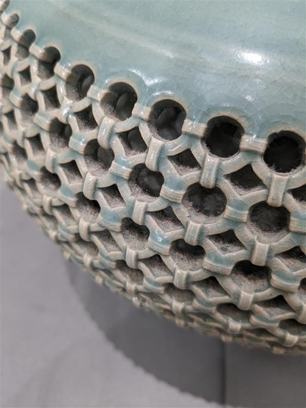 4801 高麗青磁 秋岩陶芸 呉吉煥 作 細密透かし地紋壺 共箱 鶴絵 花器