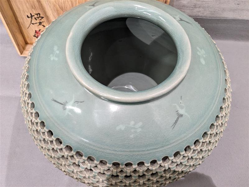 4801 高麗青磁 秋岩陶芸 呉吉煥 作 細密透かし地紋壺 共箱 鶴絵 花器