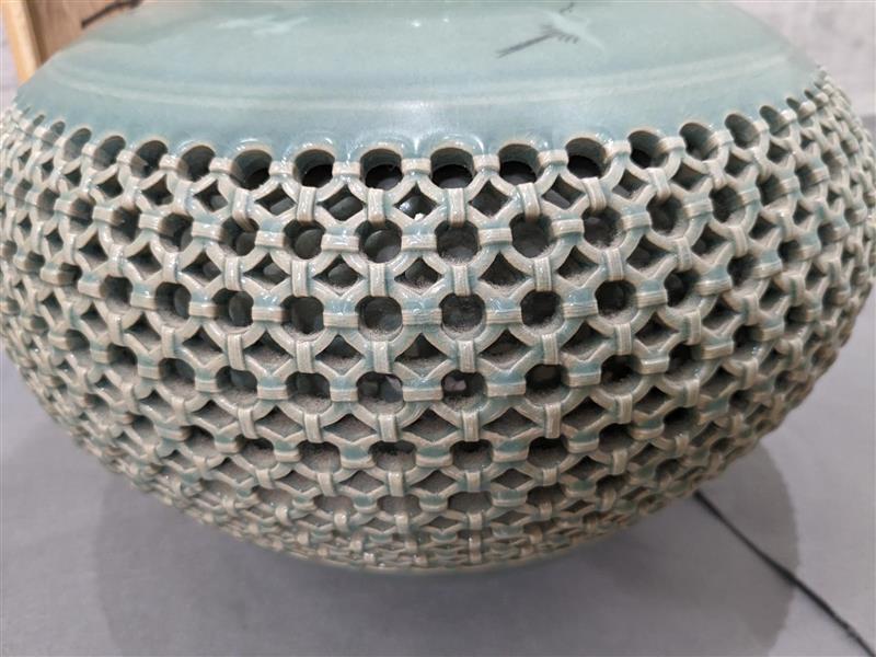 4801 高麗青磁 秋岩陶芸 呉吉煥 作 細密透かし地紋壺 共箱 鶴絵 花器