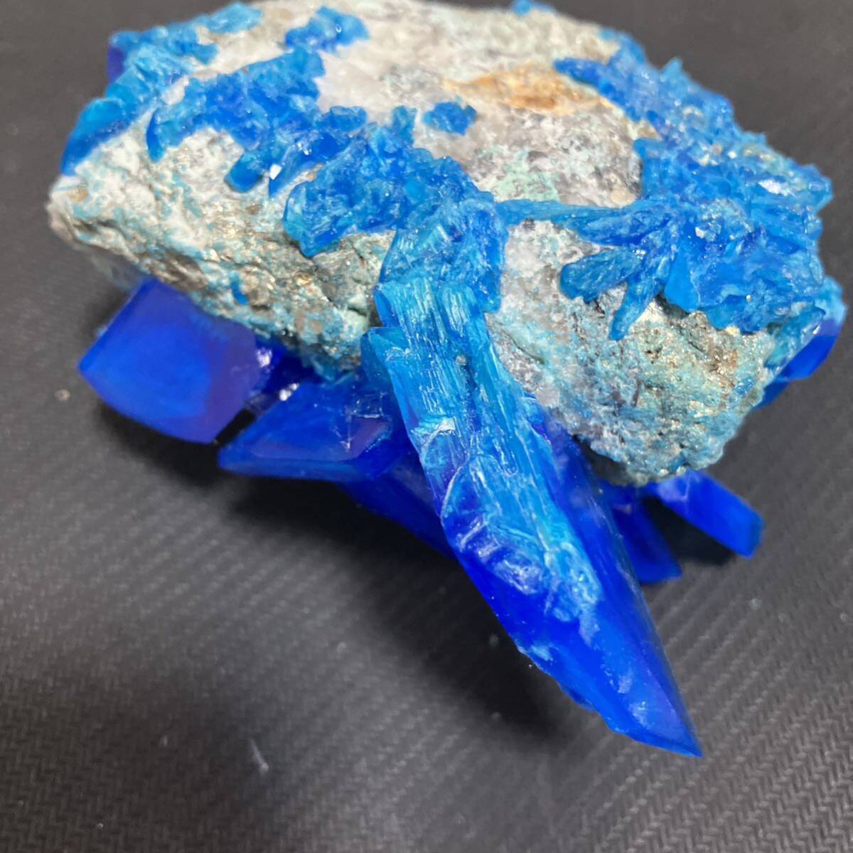 チリ産 カルカンサイト（胆礬） 電気石ブルー結晶群 鉱物標本 原石