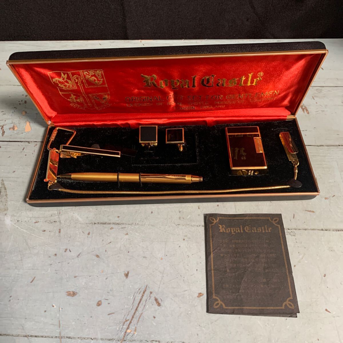 Royal Castle/ロイヤルキャッスル/カフス/タイピン/ウォレットチェーン/ボールペン/ライター/ケース付き ゴールドカラー 紳士セット(A-236)_1