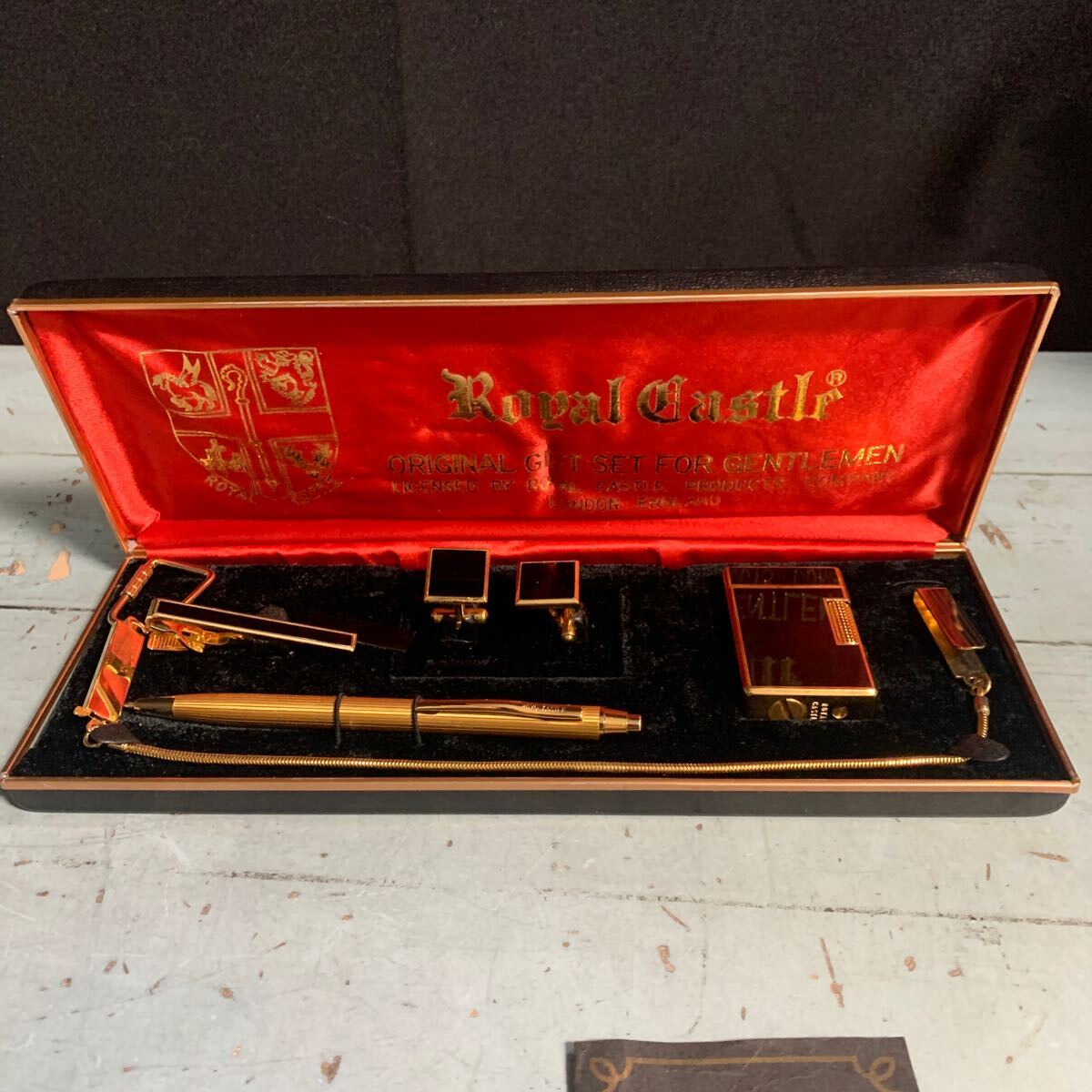 Royal Castle/ロイヤルキャッスル/カフス/タイピン/ウォレットチェーン/ボールペン/ライター/ケース付き ゴールドカラー 紳士セット(A-236)_3
