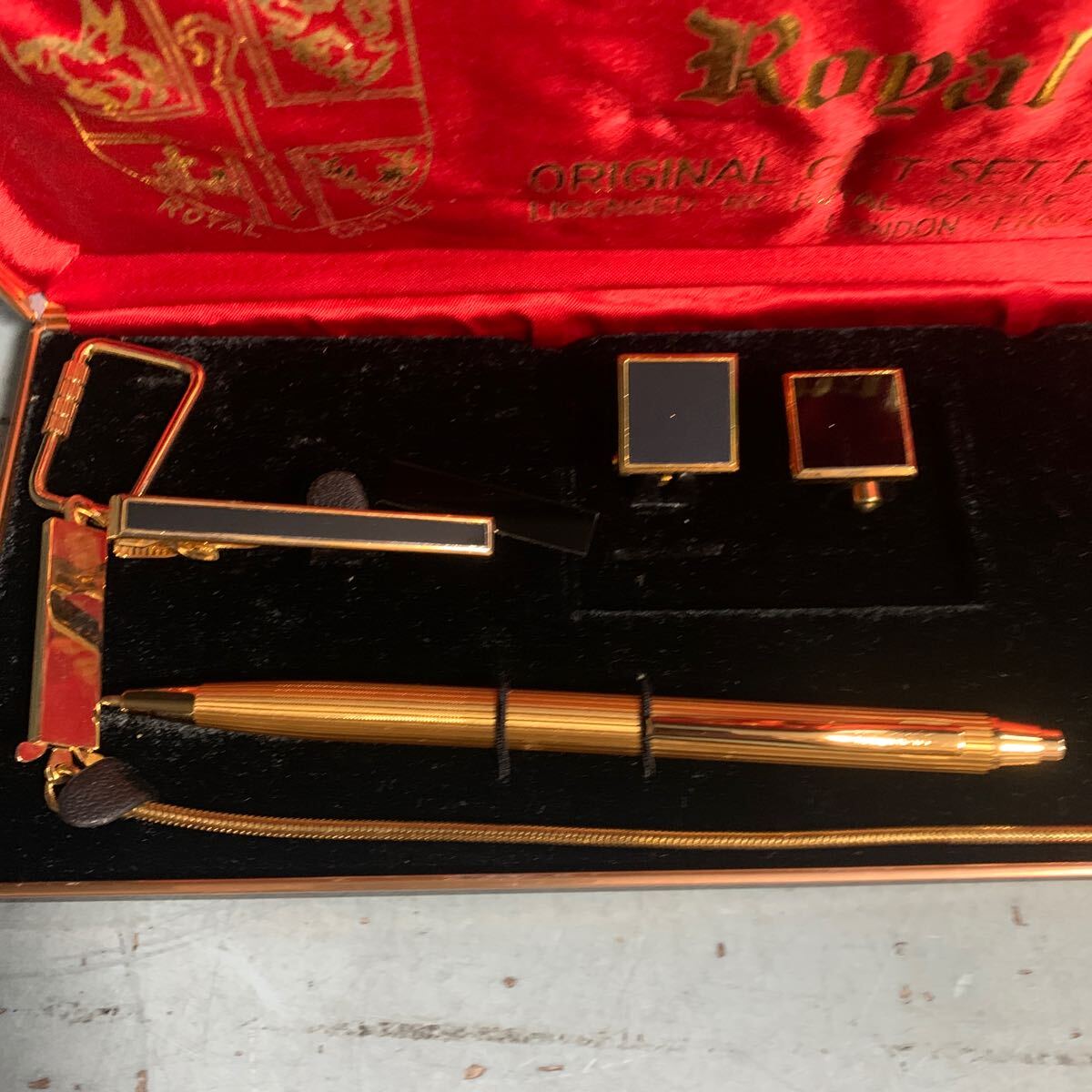 Royal Castle/ロイヤルキャッスル/カフス/タイピン/ウォレットチェーン/ボールペン/ライター/ケース付き ゴールドカラー 紳士セット(A-236)_4