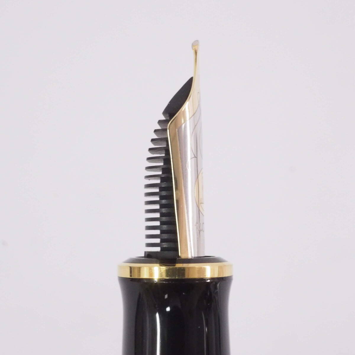 ペリカン M600 PELIKAN 14C 14金 M 中字 緑縞/グリーンストライプ×ブラック×ゴールド 万年筆+箱[Pa2064-GJ5_6