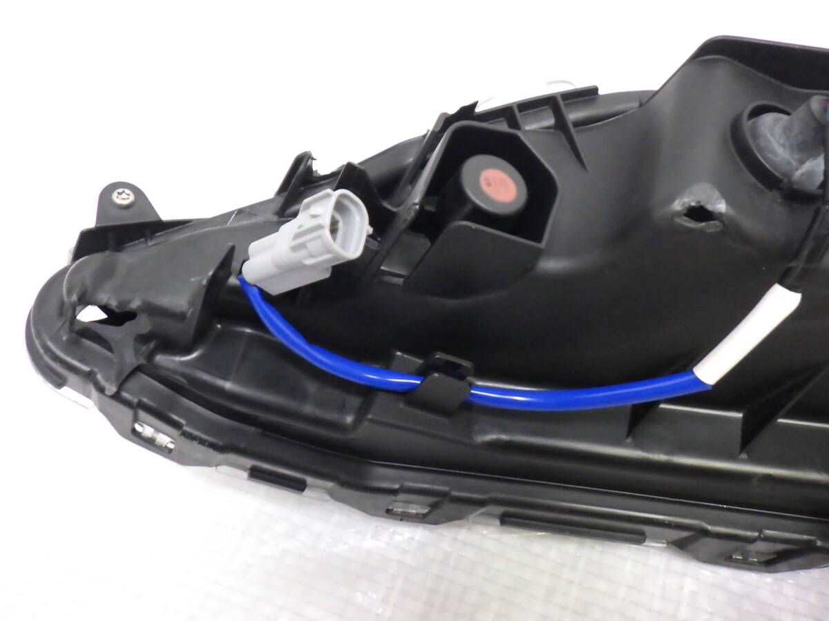車 デリカD5 右フロントドアガーニッシュ後期CV1W